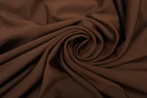 Detaillierte Makroansicht der dunkelbraunen elastischen Strickstofftextur für Kleider