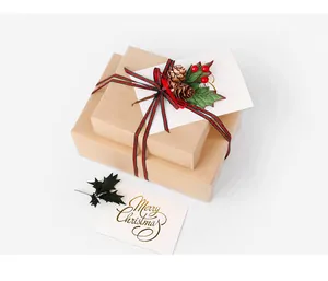 Gros plan d'un ruban festif à rayures rouges et noires sur des coffrets de Noël.
