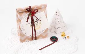 Détail d'un ruban de Noël rayé pour l'emballage de cadeaux et la décoration festive