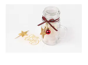 Nœud de ruban de Noël rayé rouge et vert sur un bocal en verre avec décors festifs