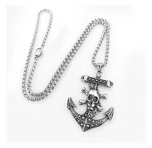 Dettaglio ravvicinato della collana con ancora pirata in acciaio inox e teschio.