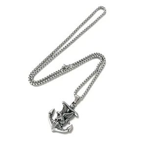 Dettaglio macro della collana con ciondolo ancora aquila argento vintage per uomo