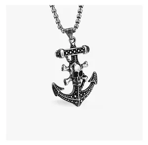 Dettaglio della collana ancora pirata in acciaio inossidabile con teschio per uomo.