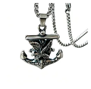 Dettaglio di una collana con ciondolo ancora e aquila in acciaio inox di stile vintage