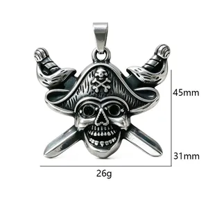 Dettaglio del ciondolo teschio pirata in acciaio inossidabile, altezza 45mm, peso 26g