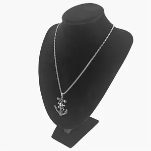 Collana ancora in acciaio inox con ciondolo a teschio su busto da esposizione