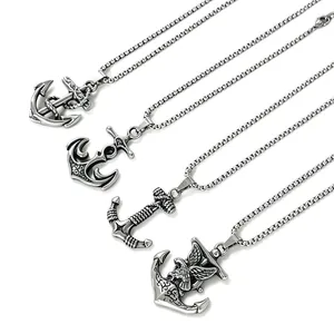 Set di quattro ciondoli a forma di ancora in acciaio inox per uomo con catene argento.