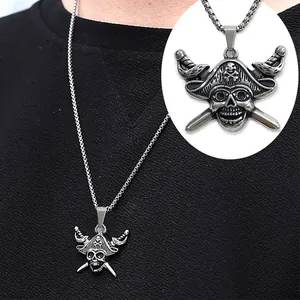Collana uomo in acciaio inossidabile con pendente teschio pirata e spade incrociate