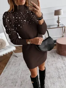 Robe pull marron élégante à col montant et perles pour femme