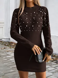 Gros plan d'une robe pull marron moulante à col montant avec détails de perles