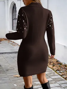 Vue arrière d'une robe pull marron élégante à col montant avec manches perlées