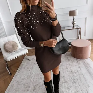 Robe en maille marron à col montant avec perles et coupe moulante élégante pour l'hiver.