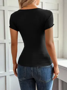 Vista posteriore di una t-shirt nera aderente in maglia a costine con bordi ondulati
