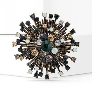 Gros plan de broche feu d'artifice vintage avec strass colorés sur base alliage