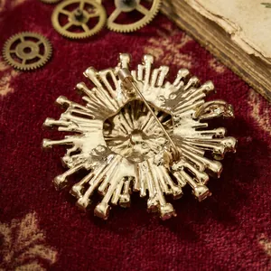 Vue détaillée de l'arrière d'une broche vintage en forme de feu d'artifice sur velours rouge