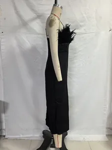 Πλευρική όψη ενός κομψού μαύρου bodycon midi φορέματος με φτερά στο μπούστο για στυλ