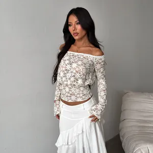 Haut élégant en dentelle florale blanche avec épaules dénudées porté par un mannequin