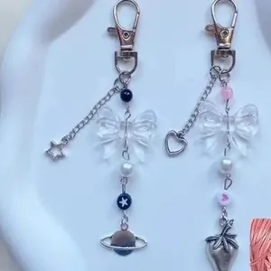 Bijou de téléphone style doux et frais avec nœud transparent et perles