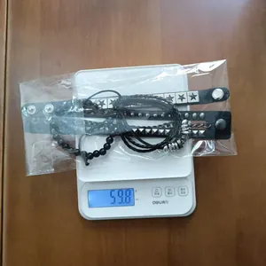 Misurazione dettagliata del peso di un set di 4 bracciali in pelle da uomo con stelle