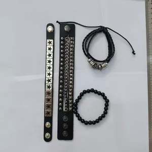 Vista dettagliata del set di 4 braccialetti da uomo con pelle borchiata e perline
