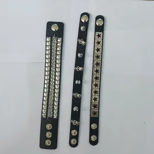 Layout dettagliato di un set di 3 braccialetti punk in pelle PU con borchie a teschio