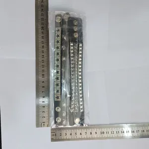 Set di tre bracciali borchiati in pelle PU punk neri con righelli per i dettagli della taglia