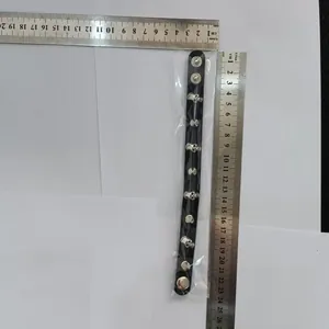 Mesure d'un bracelet punk en cuir PU noir avec crânes argentés et clous coniques.