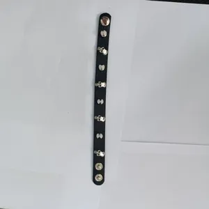Détail du bracelet punk pour homme en cuir PU noir avec têtes de mort et clous argentés