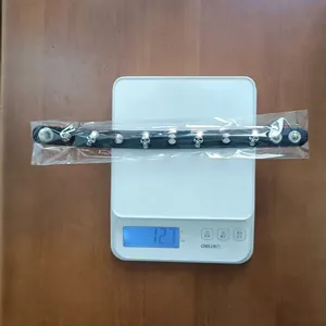 Mesure détaillée du poids de 12,7 g pour un bracelet punk en cuir PU noir avec crânes