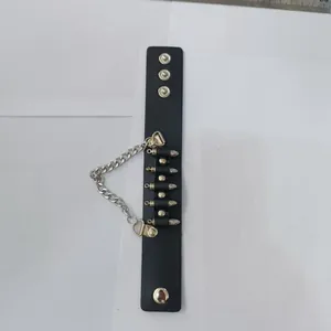 Bracelet en cuir véritable noir de style punk avec rivets en métal argenté et chaîne