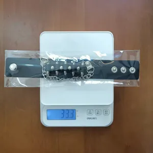 Vue rapprochée d'un bracelet hip-hop à rivets sur une balance pesant exactement 33,3 g