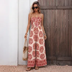 Combinaison fleurie sans bretelles à jambes larges pour femme, style bohème chic d'été.