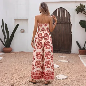 Vue arrière d'une combinaison à imprimé fleuri rouge et jambes larges en décor estival