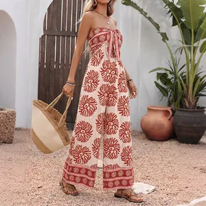 Détail d'une combinaison bustier à imprimé floral et jambes larges pour femme