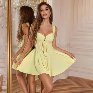 Elegantes gelbes Vintage-Korsettkleid mit Spitzenbesatz und Minirock, Sommermode 2024.