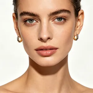 Boucles d'oreilles créoles tendance avec zircons léopard en cuivre plaqué or 18 carats