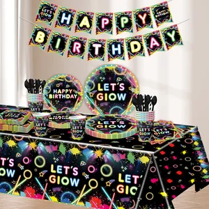 Neon-Glow-Party-Zubehör-Set inklusive Happy Birthday-Banner, Tellern und Tischdecke.