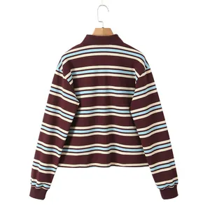 Vista trasera del polo retro de manga larga con rayas de colores burdeos y azul