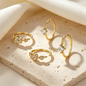 Detaillierte Makroansicht eleganter vergoldeter Ringe mit Stern- und Herzsteinakzenten.