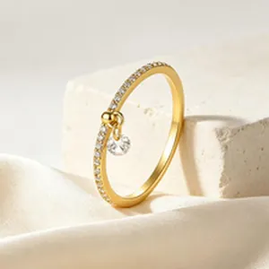 Exquisiter vergoldeter Ring mit Pavé-Steinen und hängendem Kristall-Anhänger