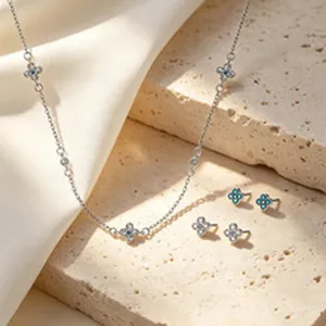 Nahaufnahme von Vintage-Schmuckset aus 925er Sterlingsilber mit blauen Anhängern