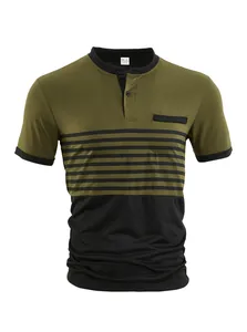 Nahaufnahme eines lässigen Polo-Shirts für Herren mit Farbblock, Streifen und V-Ausschnitt