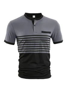 Nahaufnahme eines grau-schwarzen Polo-Shirts mit Streifen für Herren auf weißem Grund
