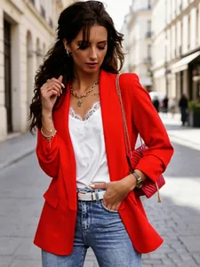 Giacca blazer rossa chic a maniche lunghe con top in pizzo bianco e jeans blu