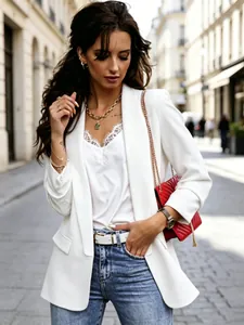Vista dettagliata di un elegante blazer bianco da donna, perfetto per ufficio e stile casual.