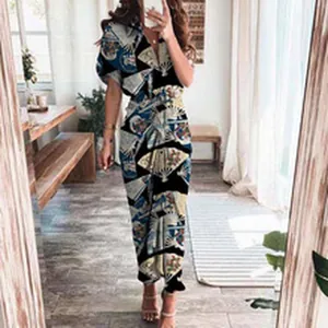 Vue détaillée d'une robe longue élégante à motifs d'éventails dans un style de selfie miroir