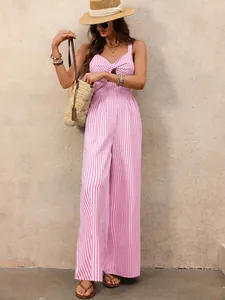 Vista a figura intera di una tuta a righe rosa che mostra la silhouette e le fantasie