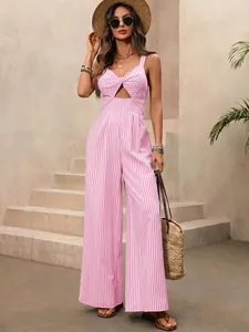 Elegante tuta a righe bianche e rosa con dettaglio intrecciato per la vacanza estiva