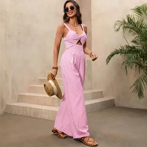 Elegante tuta smanicata a righe rosa e bianche con nodo anteriore e dettaglio cut-out