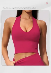 Detailansicht eines magentafarbenen Neckholder-Sport-BHs aus nahtlosem Rippstrickgewebe